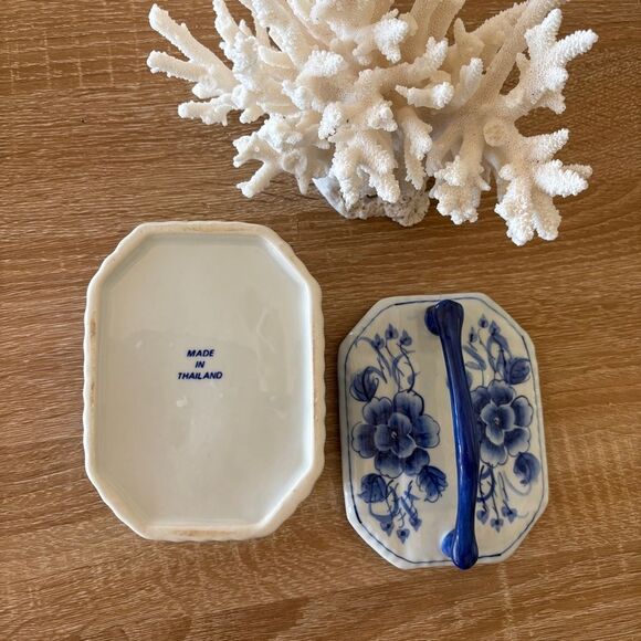 Blue and White Trinket Box w/ Handle - Picture 6 of 7
